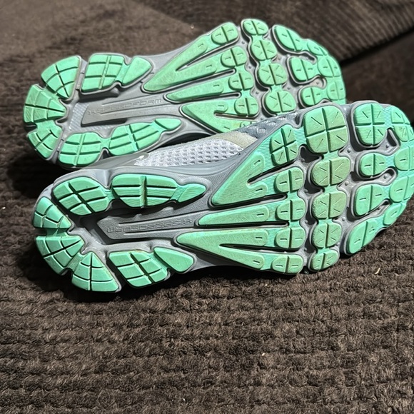 Women’s UA CHARGED shoes size 8.5. Worn but have a lot of life in them! - Picture 4 of 4